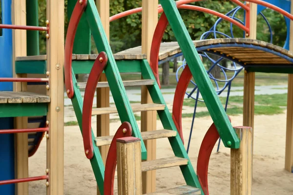 Escaliers Bois Sur Aire Jeux Pour Enfants Dans Parc Public — Photo