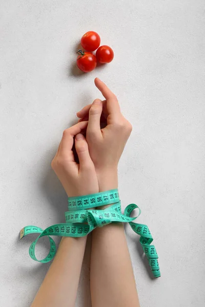 Weibliche Hände Mit Maßband Und Tomaten Auf Hellem Hintergrund Magersucht — Stockfoto