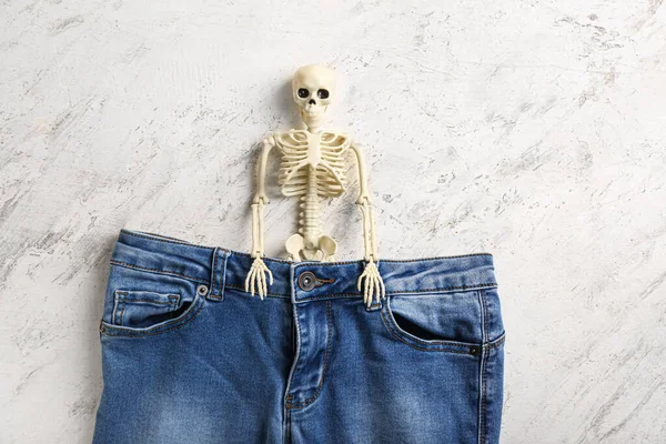 Skelett Och Jeans Ljus Bakgrund Anorexi — Stockfoto