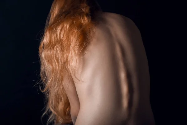 Schienale Donna Con Capelli Lunghi Sfondo Scuro Concetto Anoressia — Foto Stock