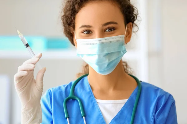 Ärztin Medizinischer Maske Mit Spritze Krankenhaus Nahaufnahme — Stockfoto