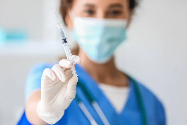 Ärztin Medizinischer Maske Mit Spritze Krankenhaus Nahaufnahme — Stockfoto