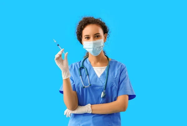 Doctora Máscara Médica Con Jeringa Sobre Fondo Azul — Foto de Stock