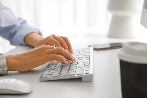 Young Woman Working Computer Table Office Closeup — Stock Photo, Image