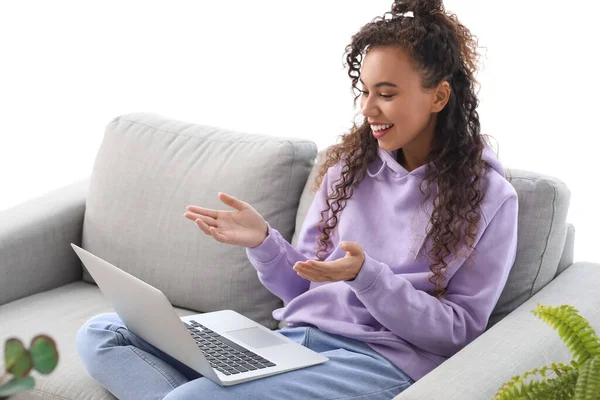 Young African American Woman Using Laptop Sofa Home — Stock Photo, Image