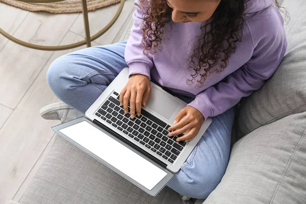 Young African American Woman Using Laptop Sofa Home Top View — Stock Photo, Image
