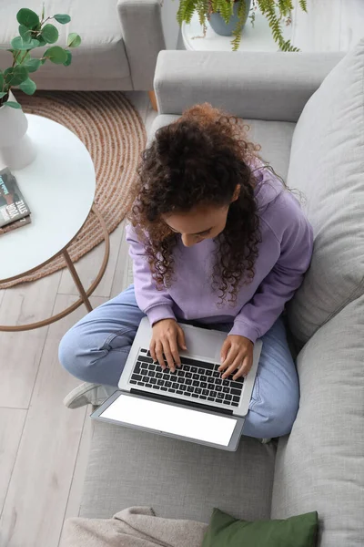 Young African American Woman Using Laptop Sofa Home Top View — Stock Photo, Image