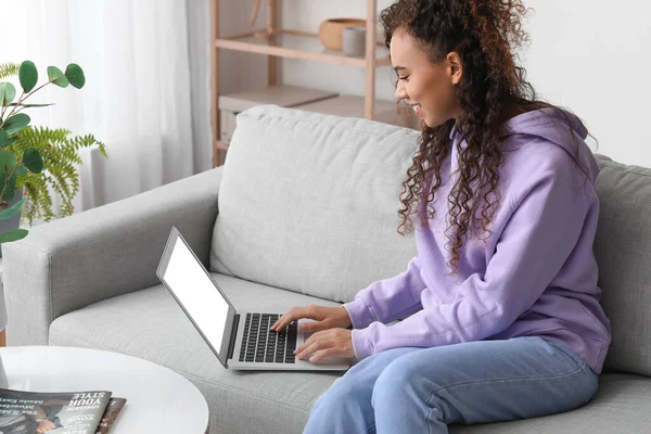Young African American Woman Using Laptop Sofa Home — Stock Photo, Image