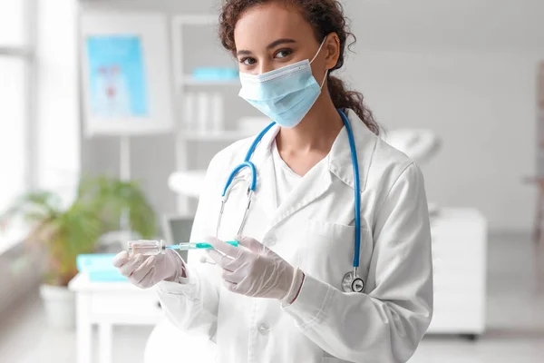 Ärztin Medizinischer Maske Mit Spritze Und Ampulle Krankenhaus — Stockfoto
