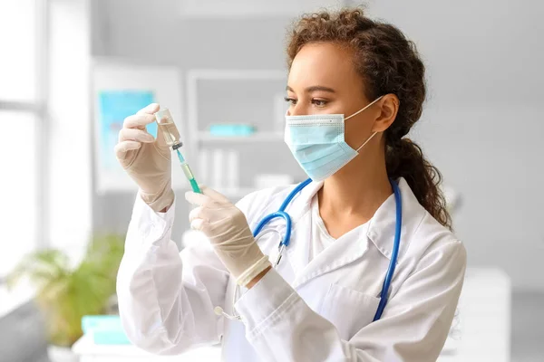 Female Doctor Medical Mask Syringe Ampule Hospital — Stock Photo, Image