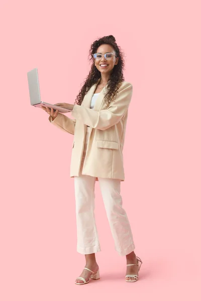 Jonge Afro Amerikaanse Vrouw Met Laptop Roze Achtergrond — Stockfoto