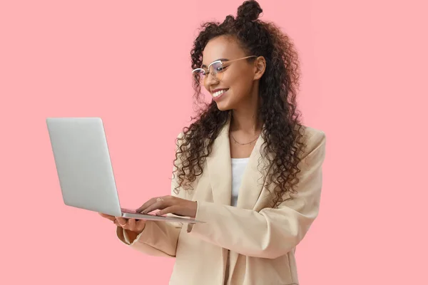 Young African American Woman Using Laptop Pink Background — Stock Photo, Image