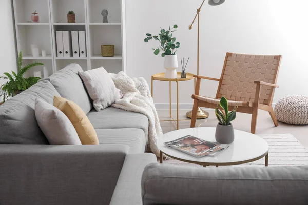 Innenraum Eines Hellen Wohnzimmers Mit Grauen Sofas Tisch Und Sessel — Stockfoto