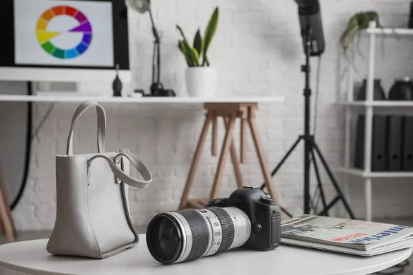 Professionele Fotocamera Met Tas Tijdschrift Laptop Tafel Kantoor — Stockfoto