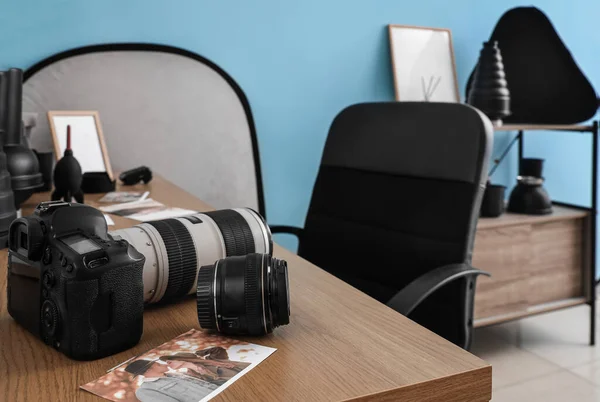 Professionelle Fotokamera Und Bild Auf Dem Tisch Studio Nahaufnahme — Stockfoto