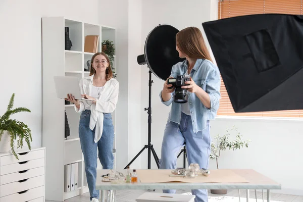 Kvinnlig Fotograf Med Assistent Arbetar Modern Studio — Stockfoto