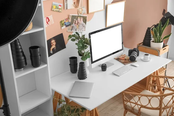 Arbeitsplatz Des Fotografen Mit Computer Und Ausrüstung Stilvollen Büro — Stockfoto