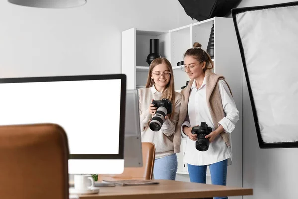 Female Photographer Her Assistant Working Modern Studio — Stock Photo, Image