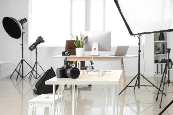 Professionelle Fotokamera Auf Dem Tisch Modernen Studio — Stockfoto