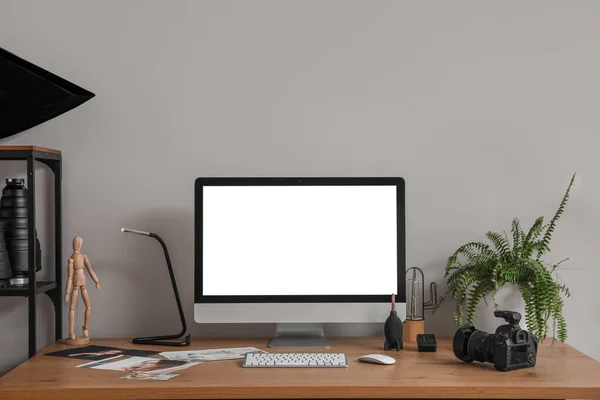 Photographer Workplace Computer Pictures Light Wall Office — Stock Photo, Image
