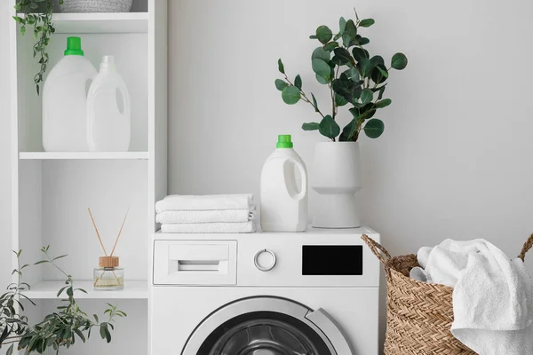 Wazon Eukaliptusem Detergentem Ręcznikami Pralce Pralni — Zdjęcie stockowe
