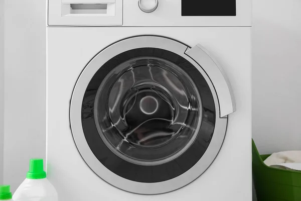 Moderne Wasmachine Buurt Van Lichte Muur Close — Stockfoto