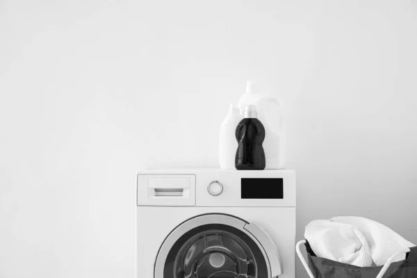 Wasmachine Met Flesjes Wasmiddel Vouwwasmand Bij Lichte Wand — Stockfoto