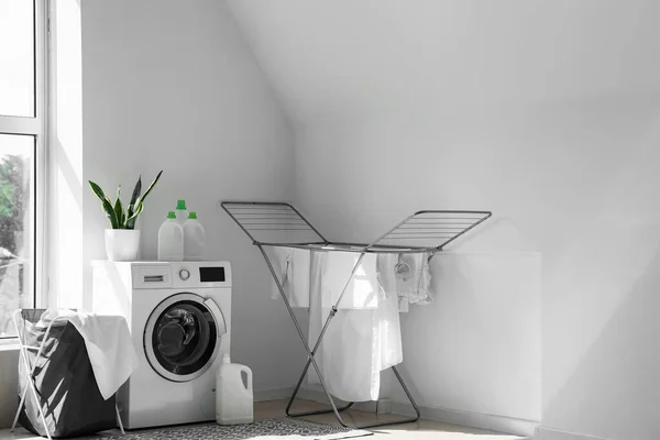 Interior Ruang Cuci Ringan Dengan Mesin Cuci Keranjang Dan Pengering — Stok Foto