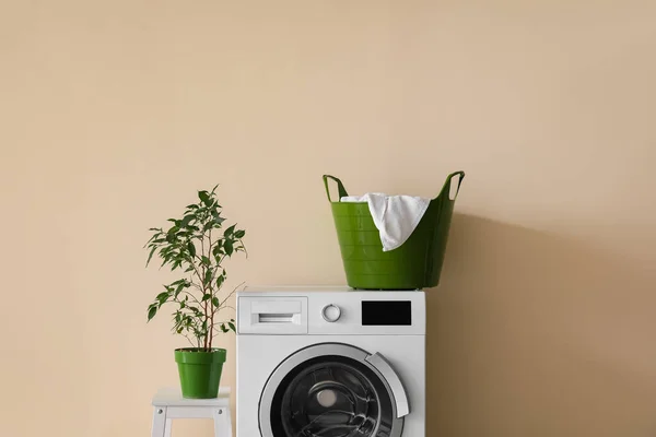 Mesin Cuci Dengan Keranjang Cucian Dan Tanaman Rumah Tangga Tangga — Stok Foto