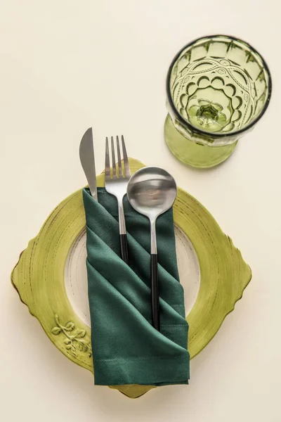 Green Table Setting White Background — Stock Photo, Image