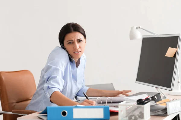 Jovem Empresária Estressada Conversando Por Telefone Celular Mesa Escritório — Fotografia de Stock