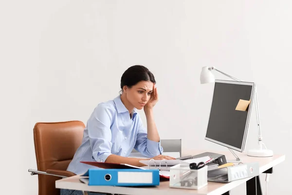 Jovem Empresária Estressada Com Pastas Sentadas Mesa Escritório — Fotografia de Stock