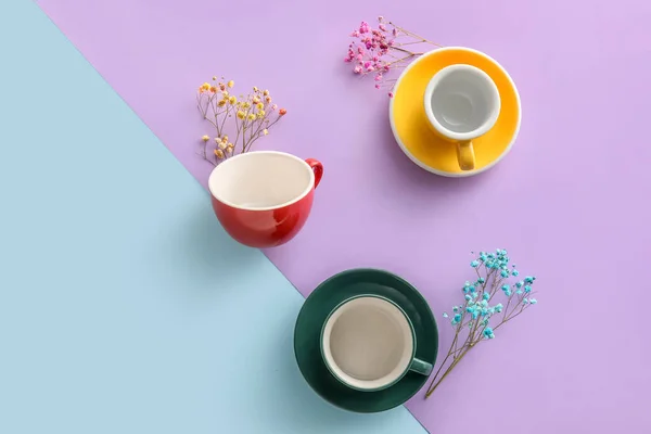 色の背景にカップや花の装飾 — ストック写真