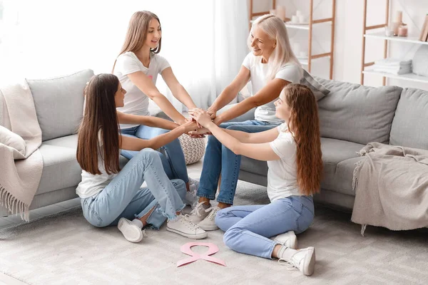 Mulheres Bonitas Com Fitas Consciência Rosa Dando Mãos Juntas Casa — Fotografia de Stock