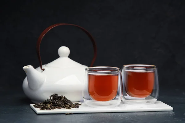Стеклянные Чашки Черным Чаем Чайник Темном Фоне — стоковое фото