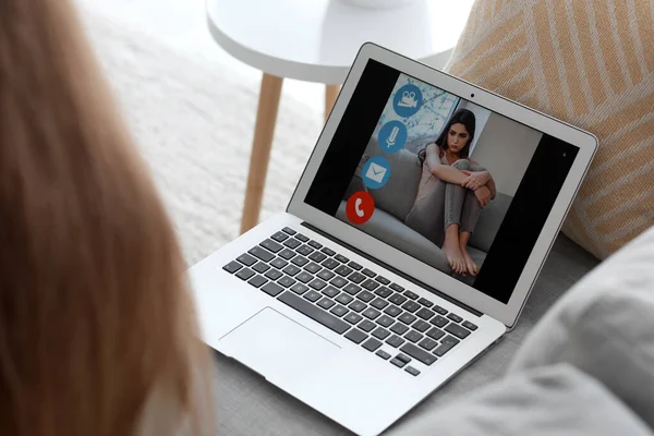 Psicologa Femminile Video Chat Con Paziente Casa Primo Piano — Foto Stock