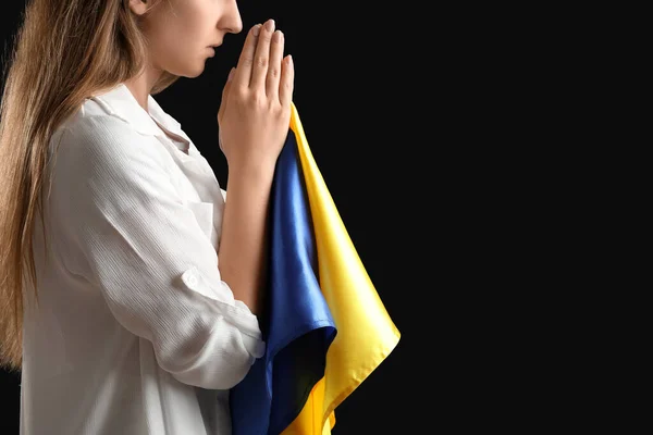 Молода Жінка Українським Прапором Молиться Чорному Тлі — стокове фото