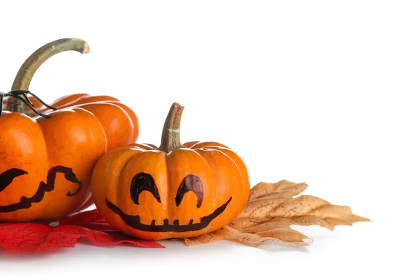 Calabazas Halloween Con Hojas Otoño Sobre Fondo Blanco —  Fotos de Stock