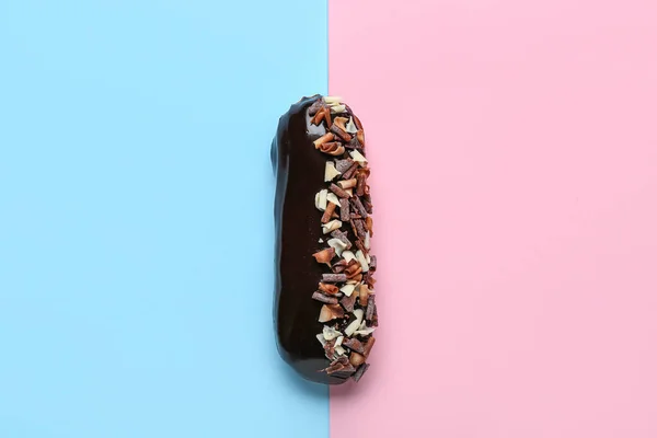 Gustoso Eclair Cioccolato Sfondo Colore — Foto Stock