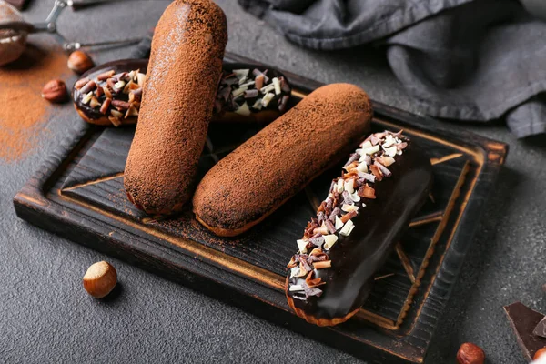 Wooden Board Sweet Chocolate Eclairs Dark Background Closeup — Stock Photo, Image