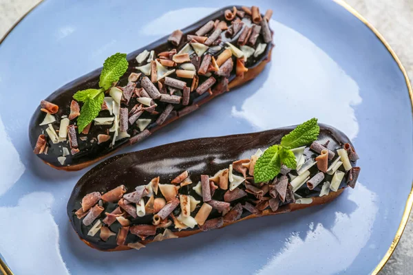 Plate Tasty Chocolate Eclairs Closeup — Stock Photo, Image