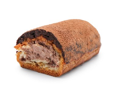 Lezzetli çikolatanın yarısı beyaz arka planda.