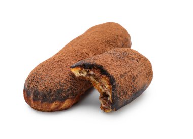 Beyaz arka planda tam ve ısırılmış çikolata ekleriName