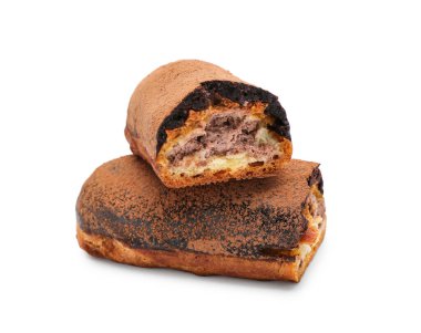 Beyaz arka planda çikolatalı ekinlerin yarısı