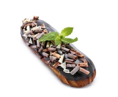 Beyaz arka planda tatlı çikolata ekini