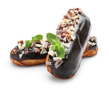 Beyaz arka planda tatlı çikolata ekleriName