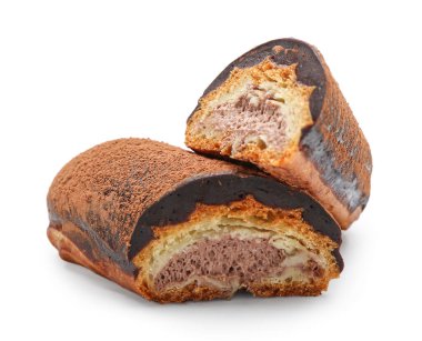 Beyaz arka planda lezzetli çikolatalı ekler.