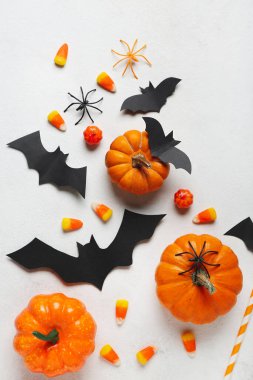 Açık arkaplanda Cadılar Bayramı dekorasyonu ve balkabağı kompozisyonu