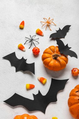 Işık arkaplanındaki Cadılar Bayramı dekoru