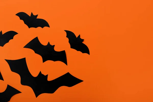 彩色背景的万圣节派对纸制蝙蝠 — 图库照片